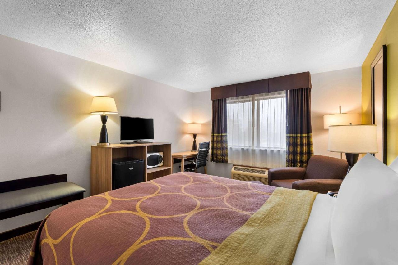 Queen Room - Non-Smoking at Super 8 by Wyndham Oelwein