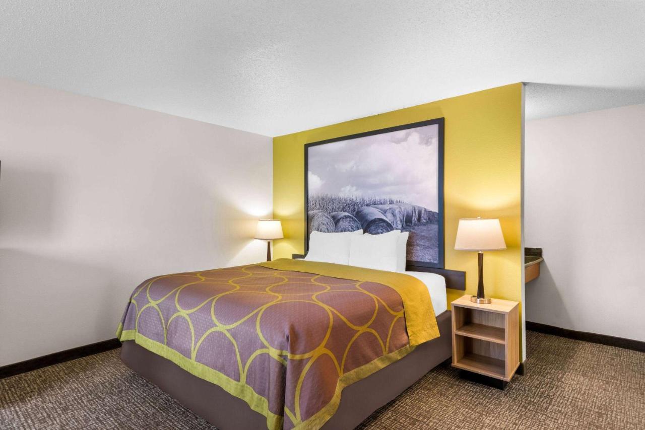 Family King Suite - Non-Smoking at Super 8 by Wyndham Oelwein