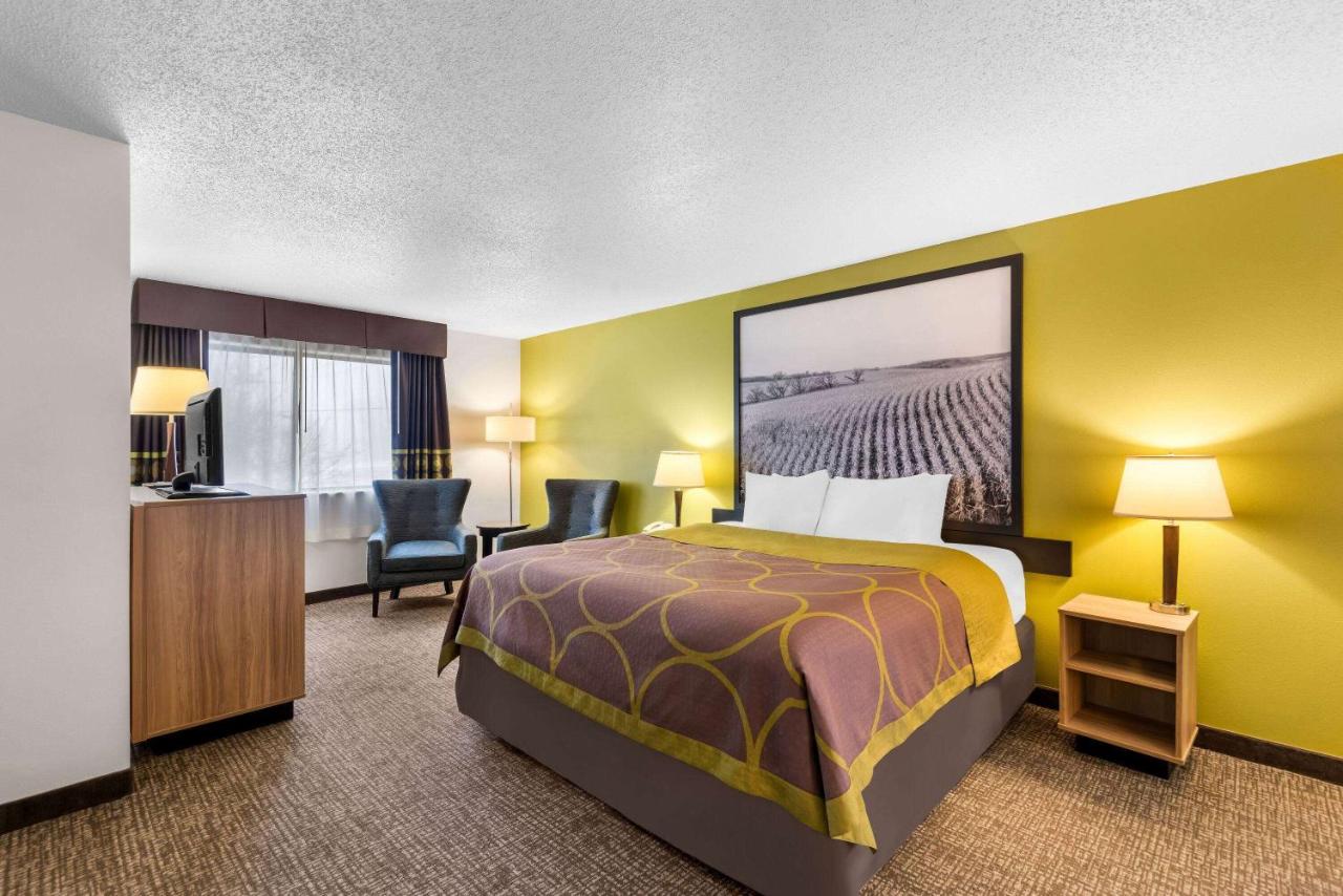 Premier King Suite - Non-Smoking at Super 8 by Wyndham Oelwein