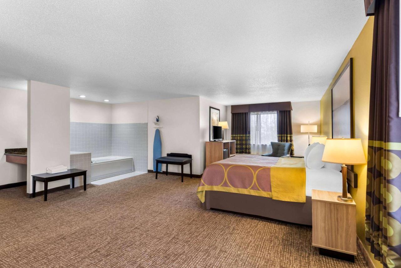 Premier King Suite - Non-Smoking at Super 8 by Wyndham Oelwein