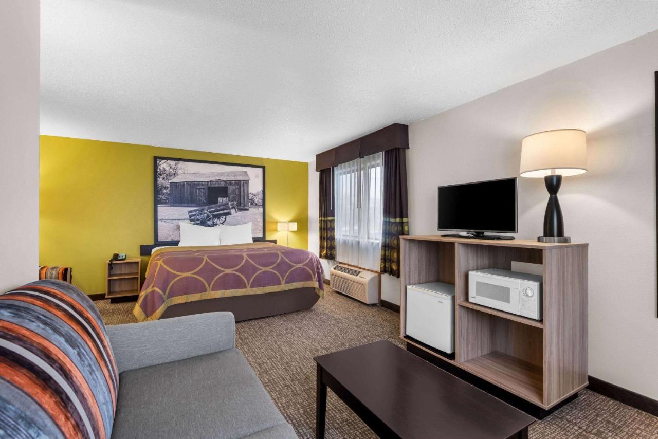 King Suite with Sofa Bed - Non-Smoking at Super 8 by Wyndham Oelwein
