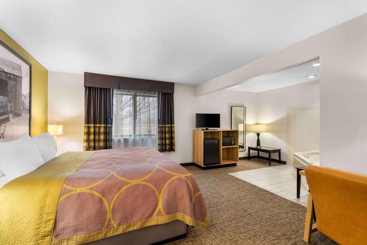 King Suite - Non-Smoking at Super 8 by Wyndham Oelwein