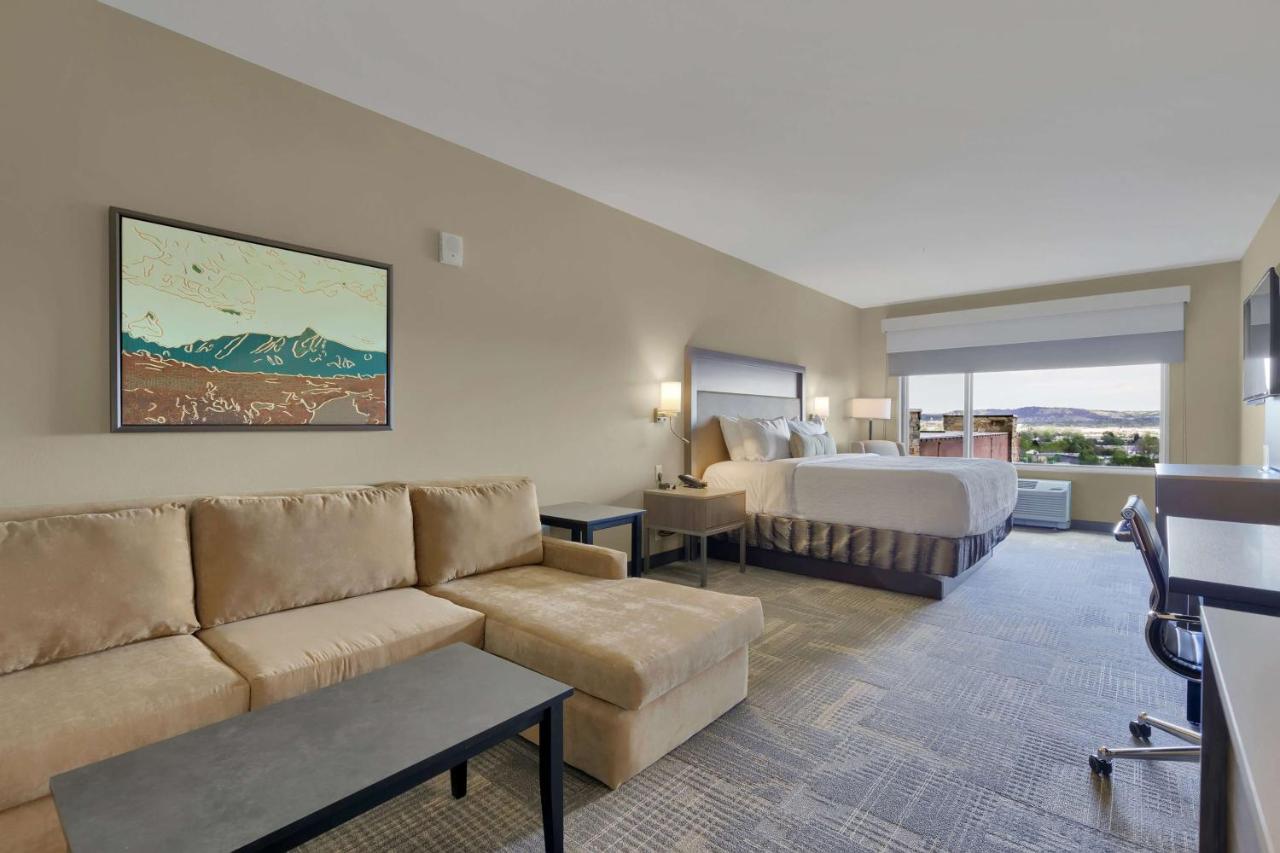 King Suite with Sofa Bed at Best Western Plus Fillmore Inn & Suites