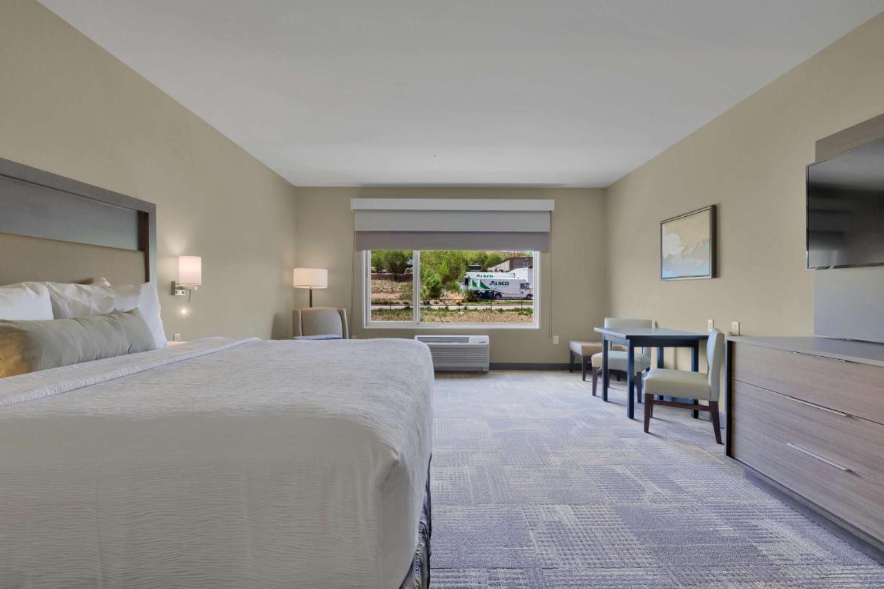 King Room with Kitchenette at Best Western Plus Fillmore Inn & Suites