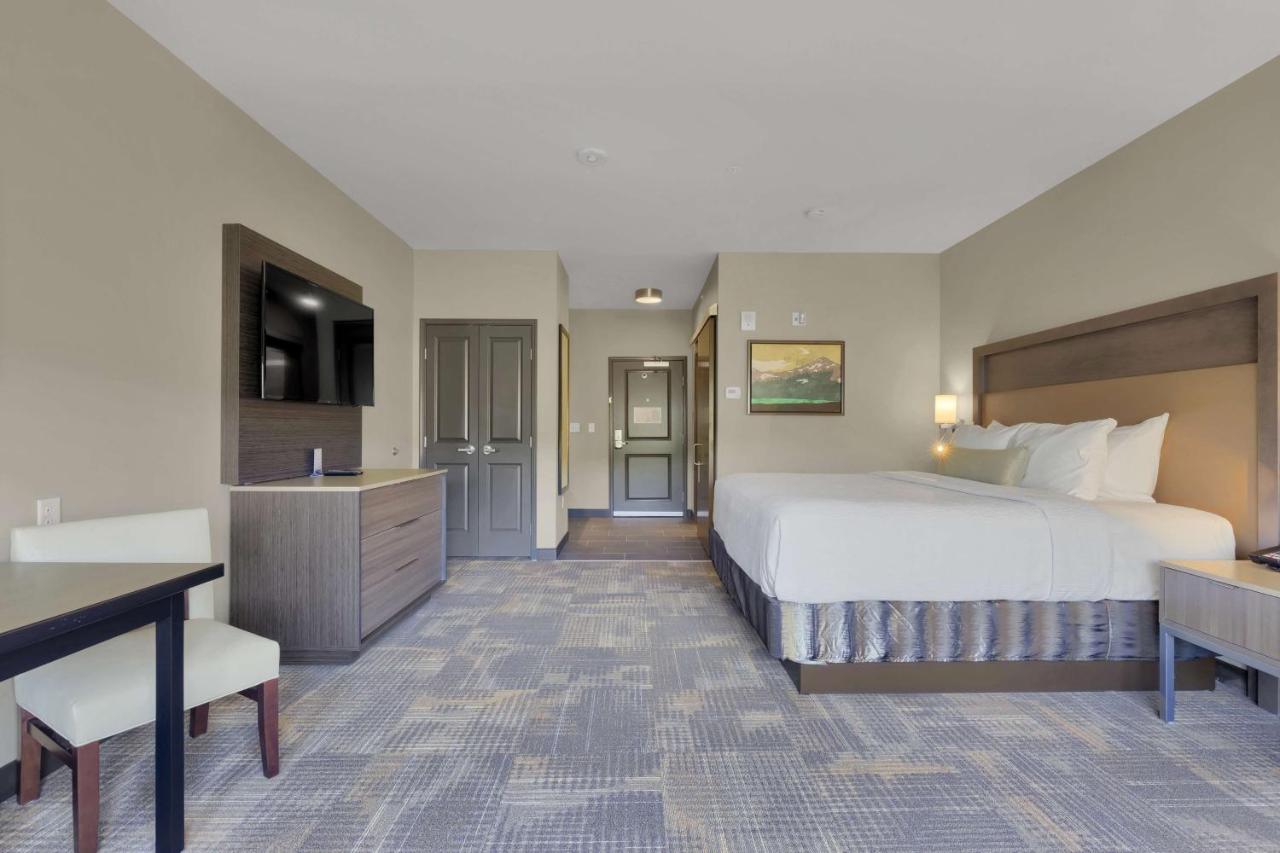 King Room with Kitchenette at Best Western Plus Fillmore Inn & Suites