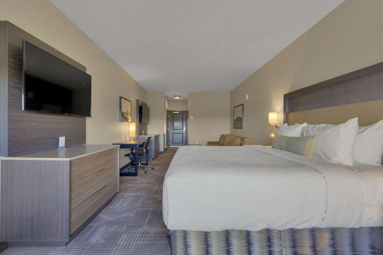 King Suite with Sofa Bed at Best Western Plus Fillmore Inn & Suites