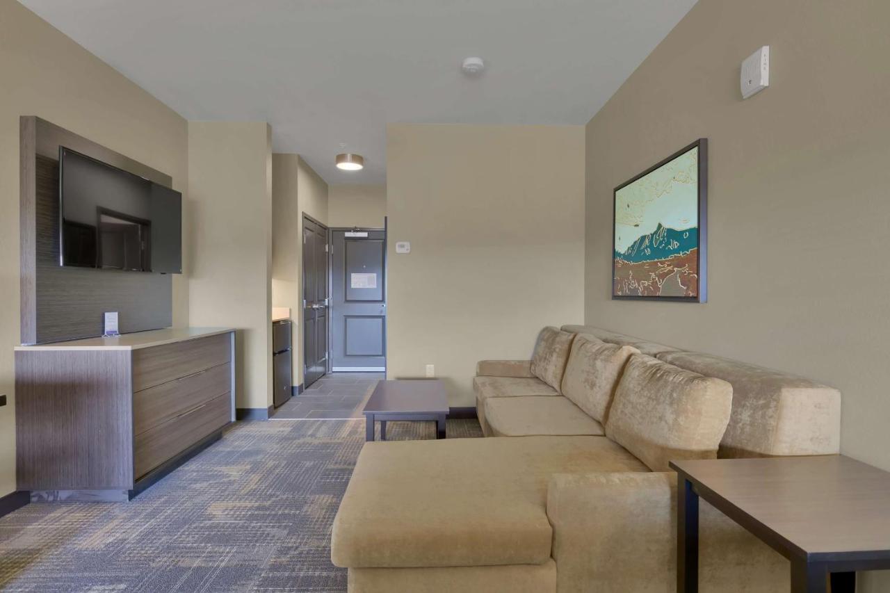 King Suite with Sofa Bed at Best Western Plus Fillmore Inn & Suites