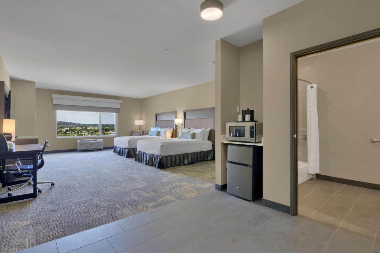Queen Room with Two Queen Beds and Bath Tub- Disability Access at Best Western Plus Fillmore Inn & Suites