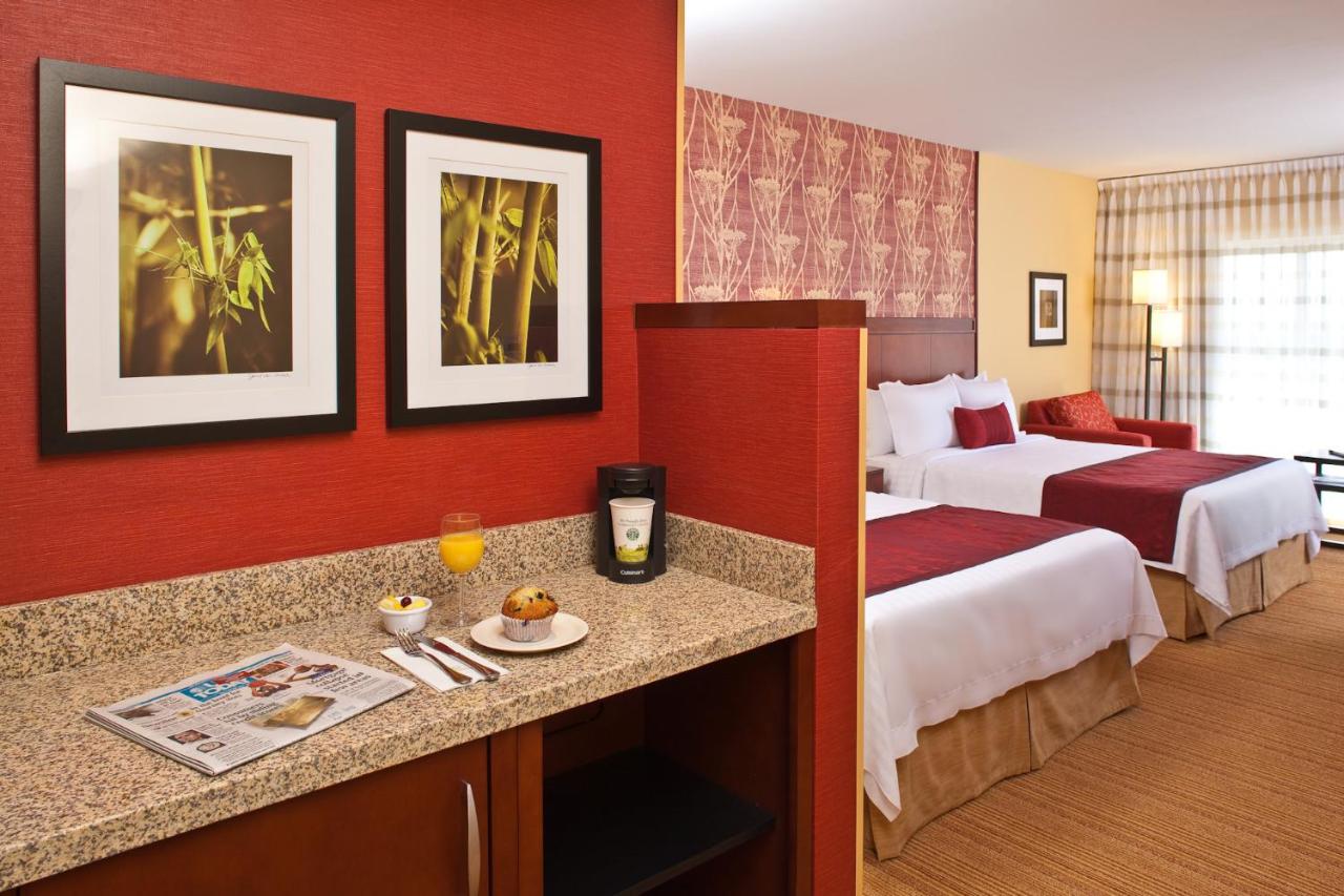 Queen Room with Two Queen Beds at Courtyard by Marriott Miami West/ FL Turnpike