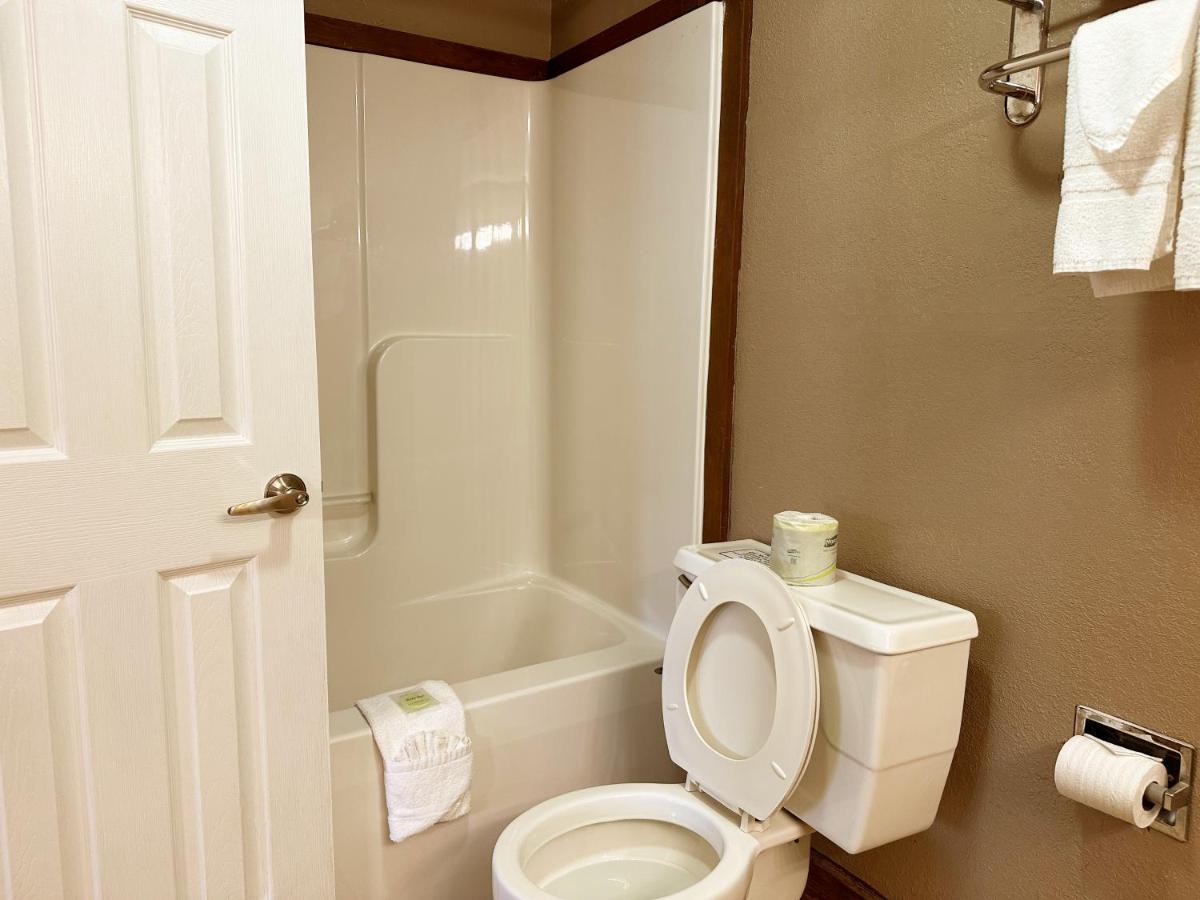 King Suite with Spa Bath - No Pets at Sidney James Mountain Lodge