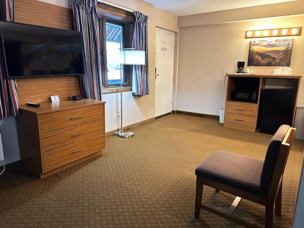 King Suite with Spa Bath - No Pets at Sidney James Mountain Lodge