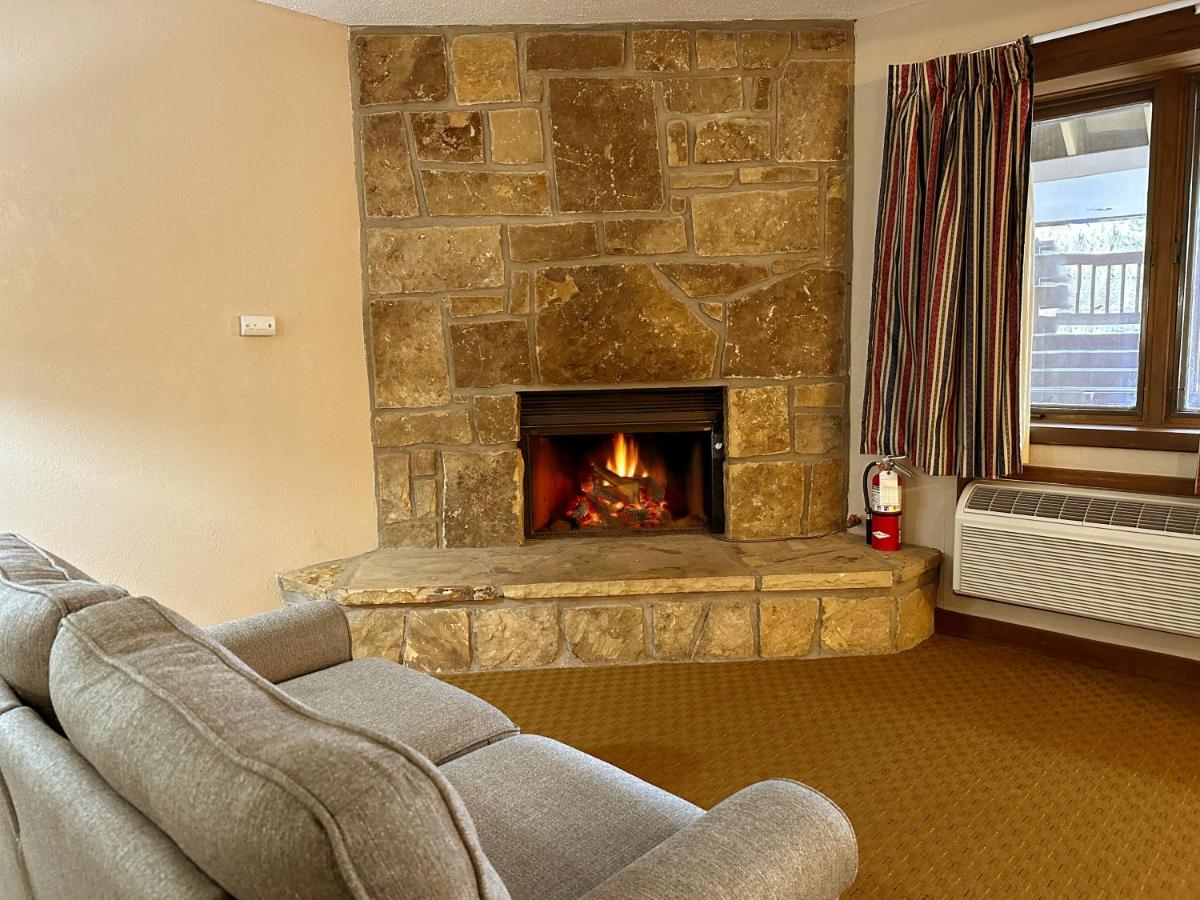 King Suite with Spa Bath - No Pets at Sidney James Mountain Lodge