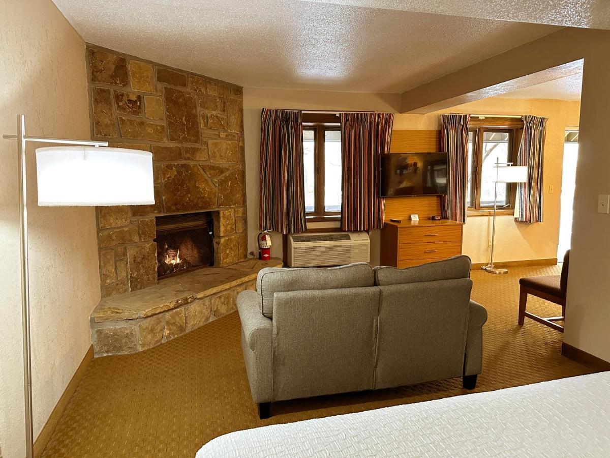 King Suite with Spa Bath - No Pets at Sidney James Mountain Lodge