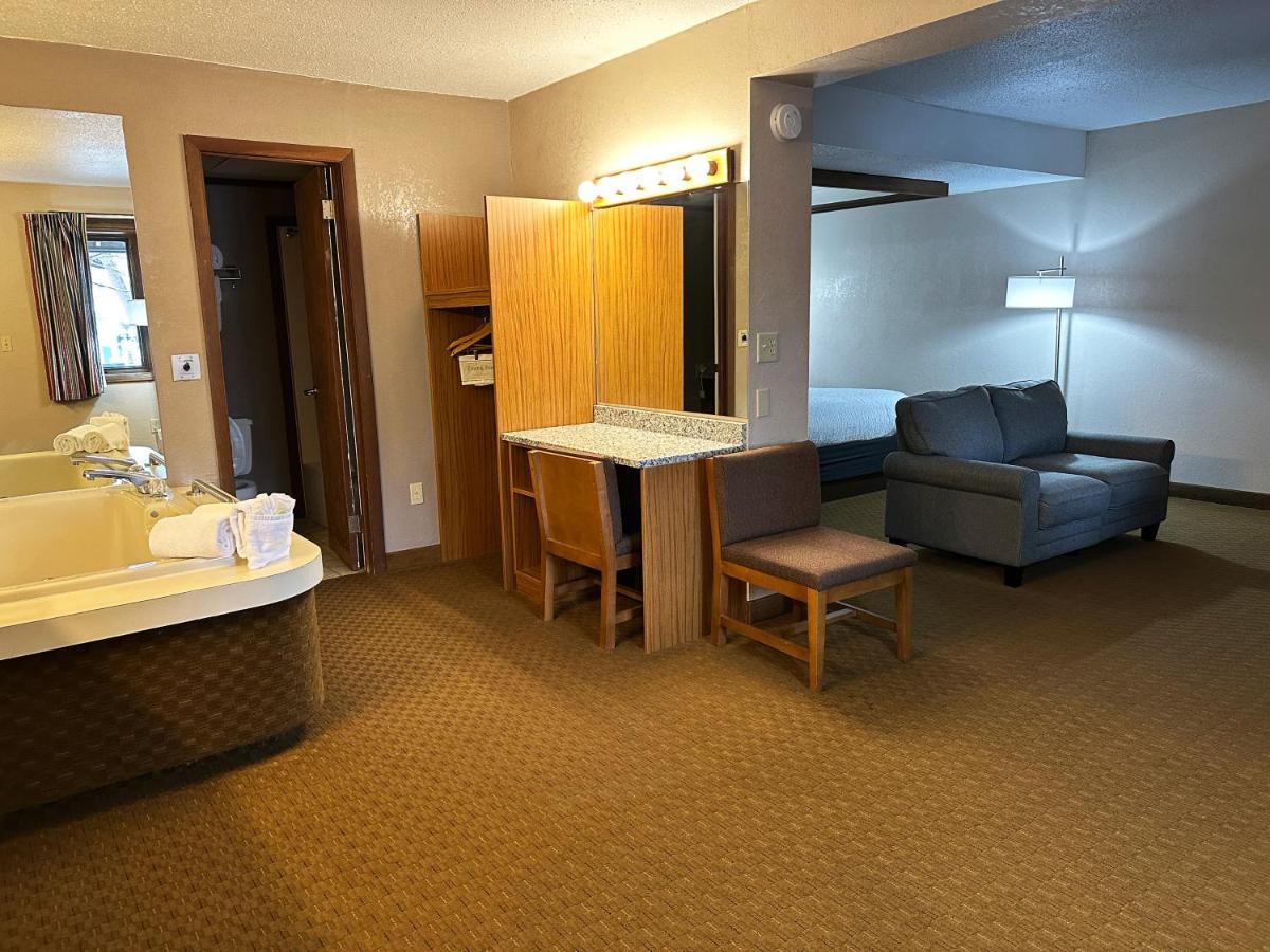 King Suite with Spa Bath - No Pets at Sidney James Mountain Lodge