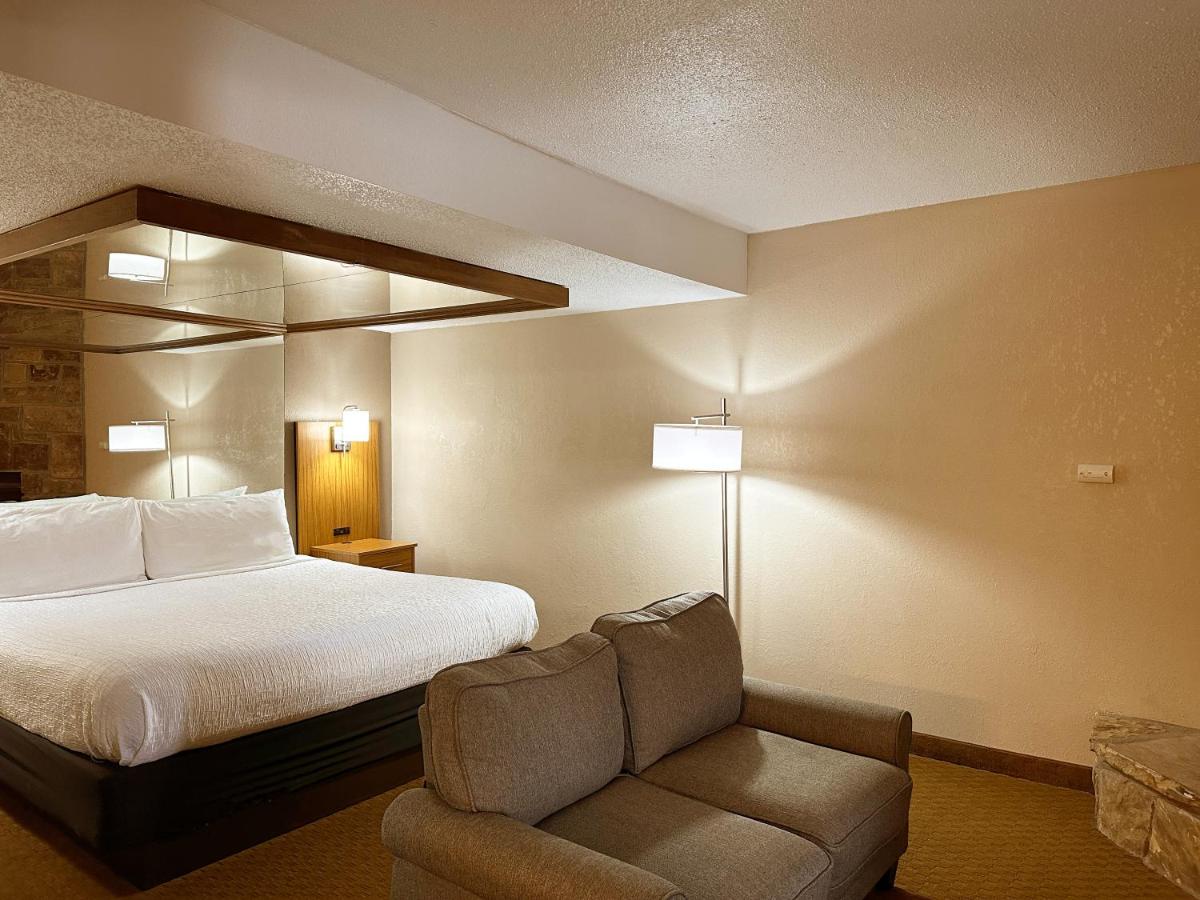 King Suite with Spa Bath - No Pets at Sidney James Mountain Lodge