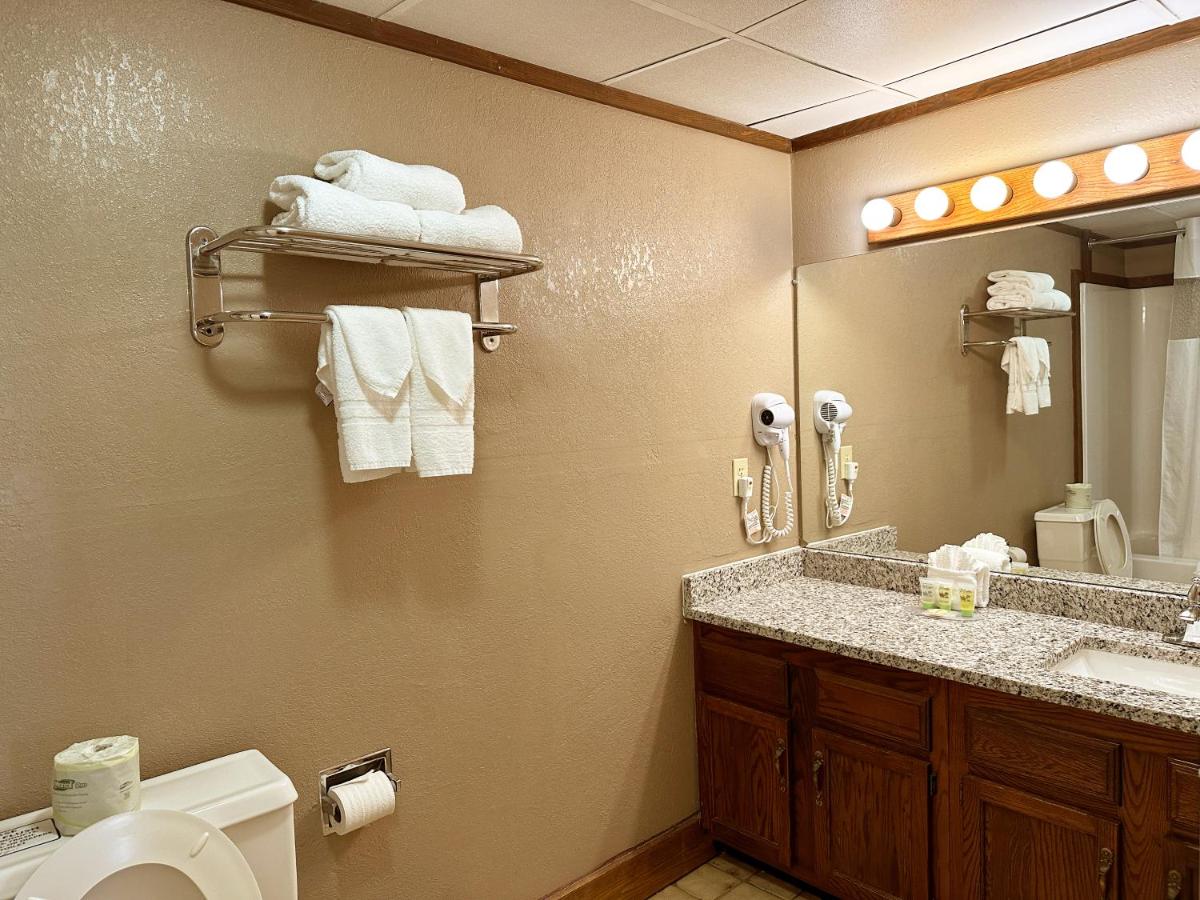 King Suite with Spa Bath - No Pets at Sidney James Mountain Lodge