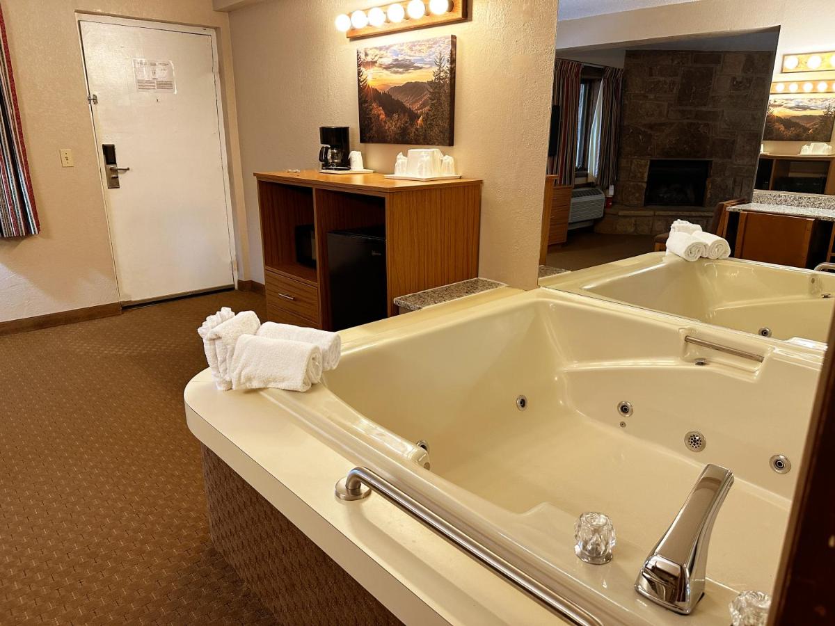King Suite with Spa Bath - No Pets at Sidney James Mountain Lodge