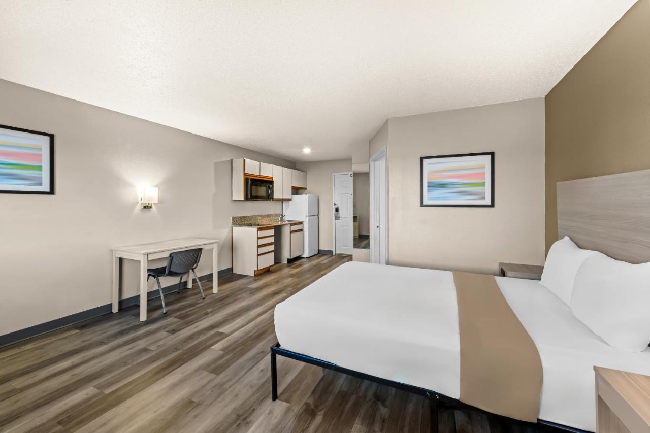 Efficiency Queen Room - Accessible/Non-Smoking at Birch Hill Suites Columbia