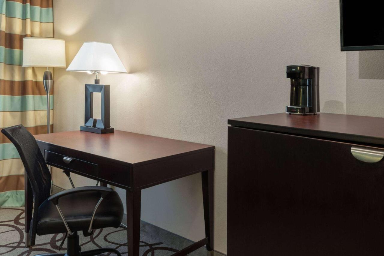 King Room - Mobility Access/Non-Smoking at La Quinta Inn & Suites by Wyndham Fort Worth - Lake Worth