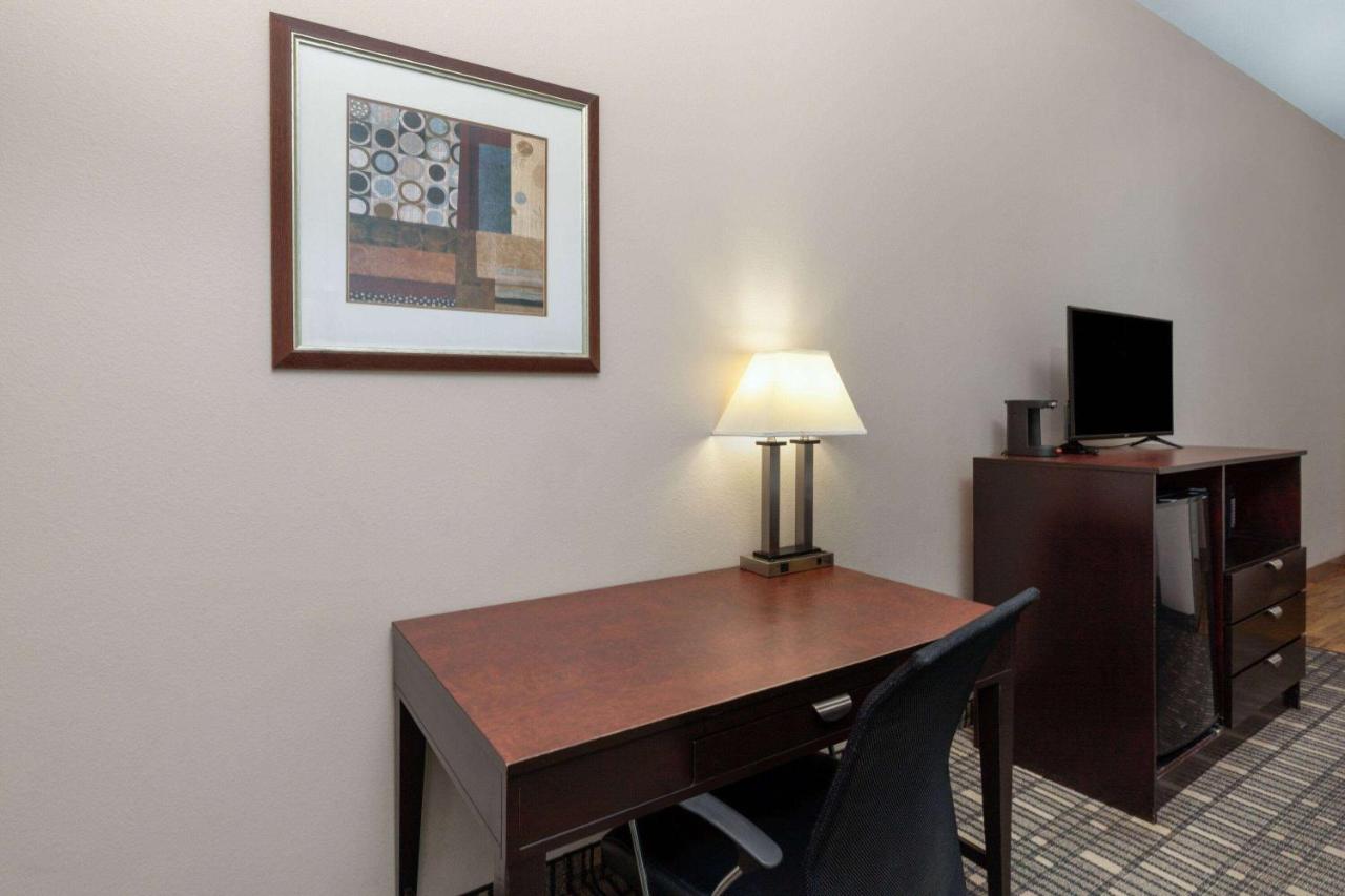 King Room with City View - Non-Smoking at La Quinta Inn & Suites by Wyndham Fort Worth - Lake Worth