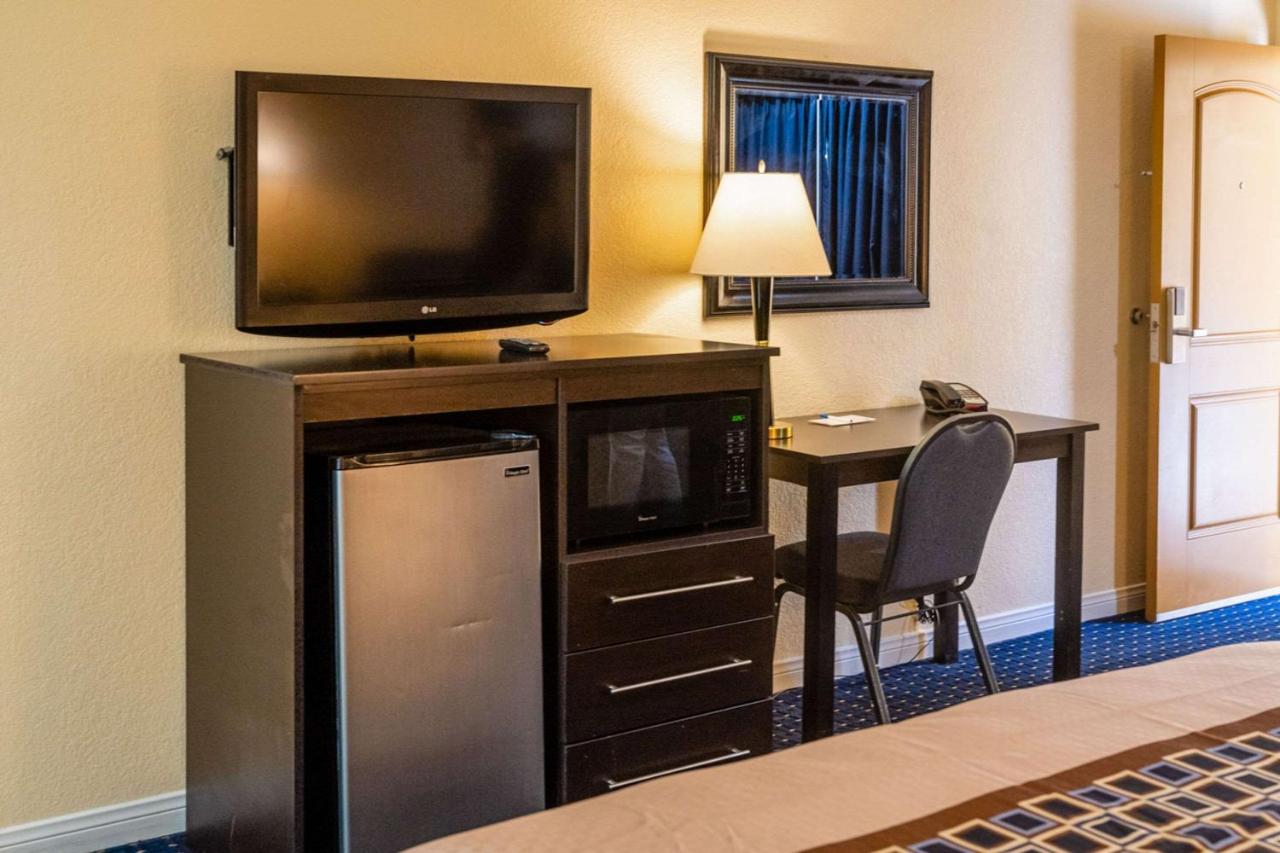 Standard Room, 1 King Bed, Smoking at Rodeway Inn & Suites Colton - Riverside
