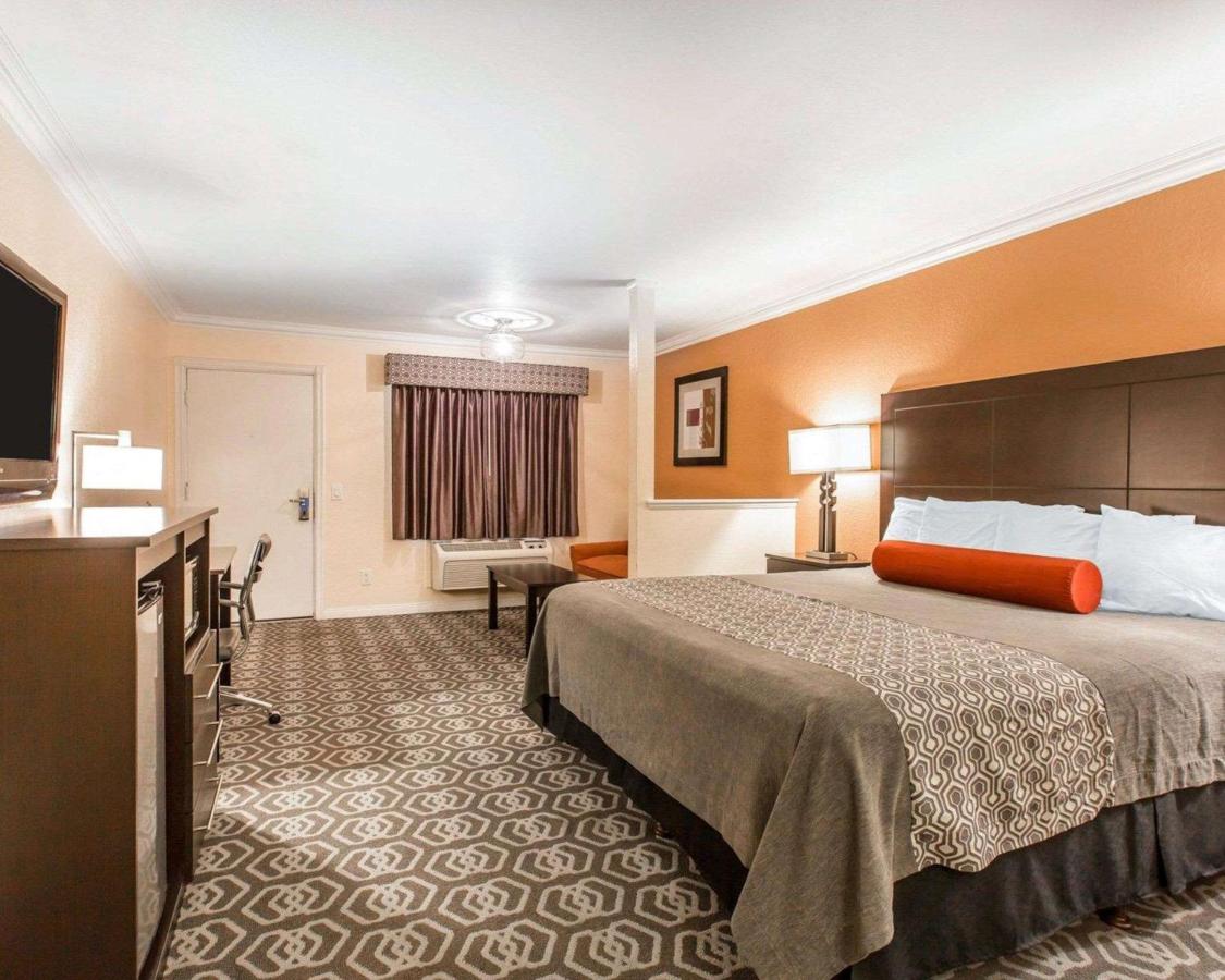 King Suite - Smoking at Rodeway Inn & Suites Colton - Riverside
