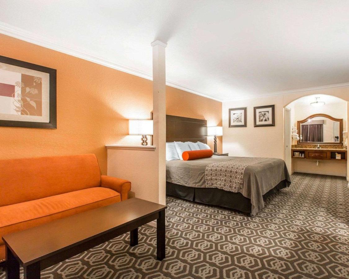 King Suite - Smoking at Rodeway Inn & Suites Colton - Riverside