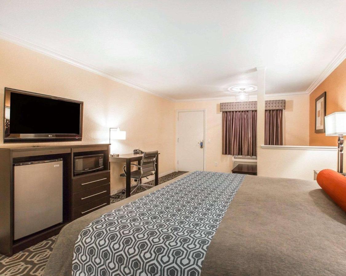 King Suite - Smoking at Rodeway Inn & Suites Colton - Riverside
