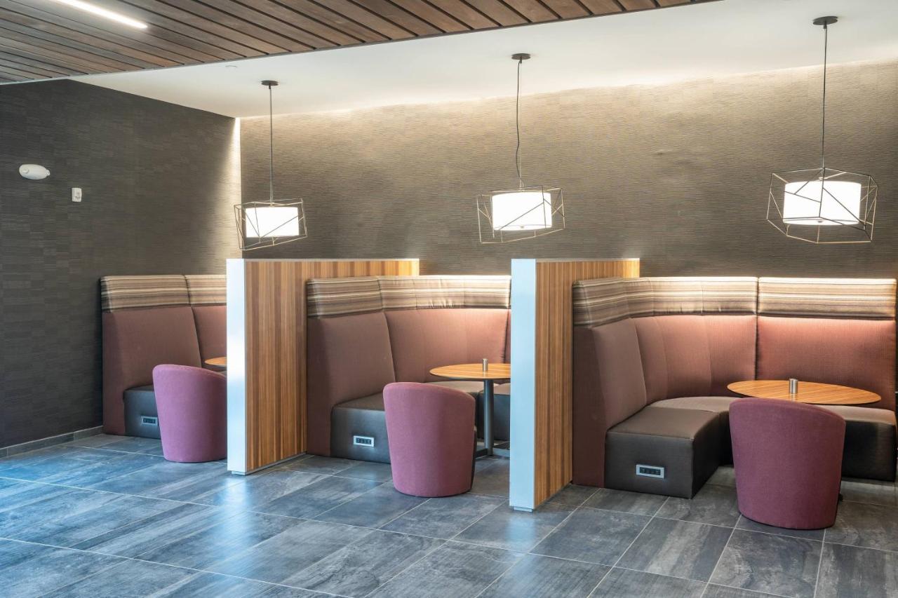 | Courtyard by Marriott Charleston-North Charleston