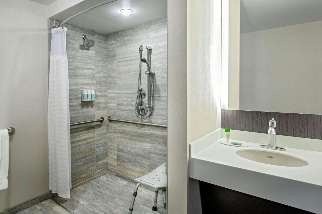 Large King Room at Courtyard by Marriott Boston Downtown