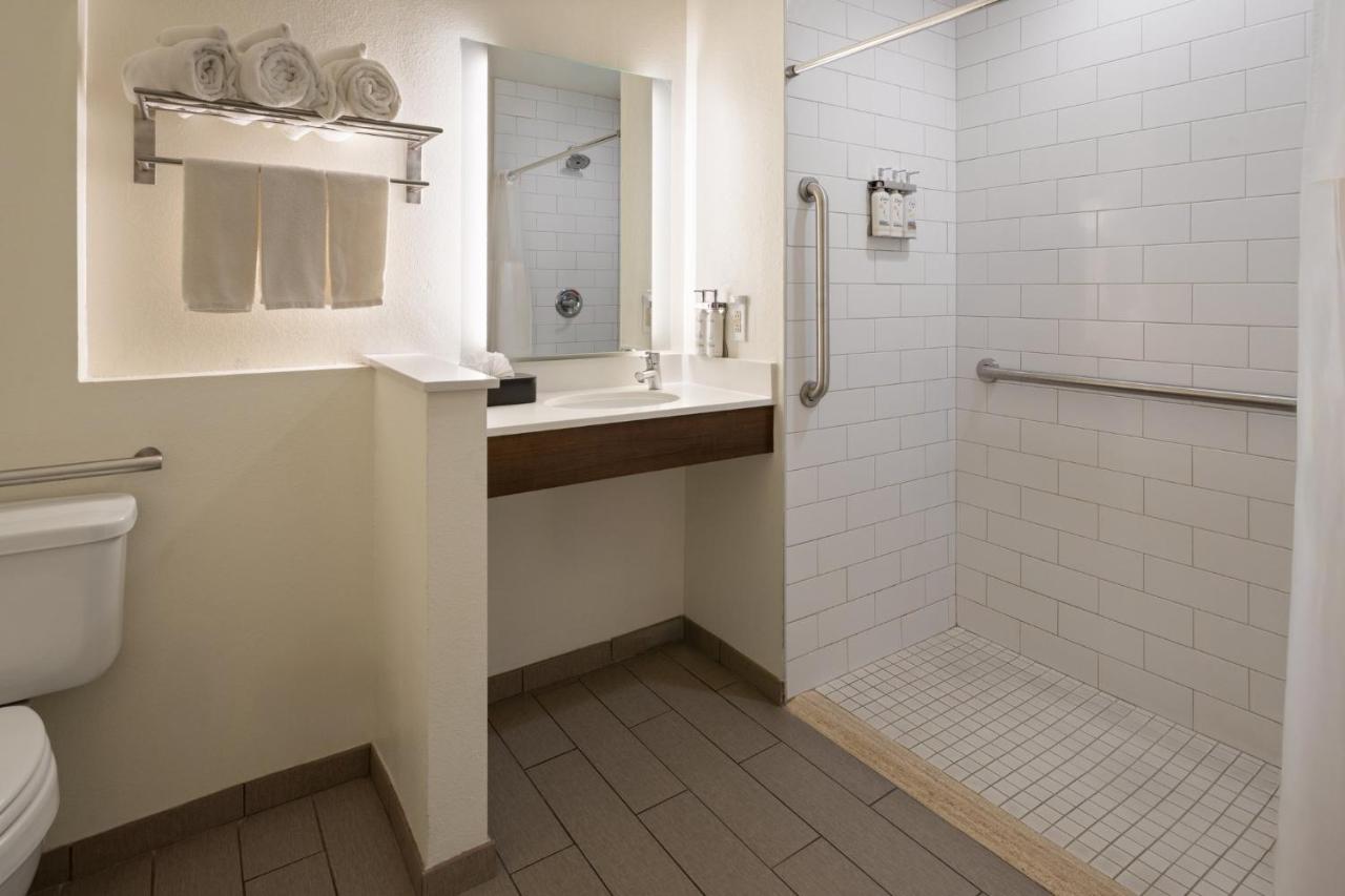 King Room with Bath Tub - Disability Access/ Non-Smoking at Holiday Inn Jackson Southeast - Pearl by IHG