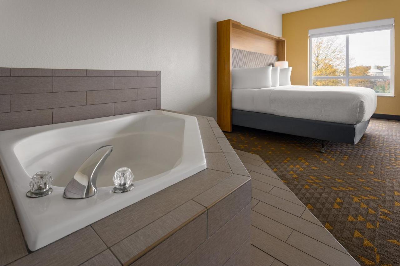King Room with Spa Bath at Holiday Inn Jackson Southeast - Pearl by IHG