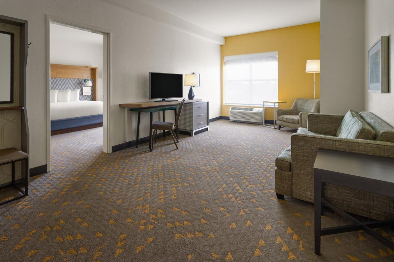 One-Bedroom King Suite with Sofa Bed at Holiday Inn Jackson Southeast - Pearl by IHG