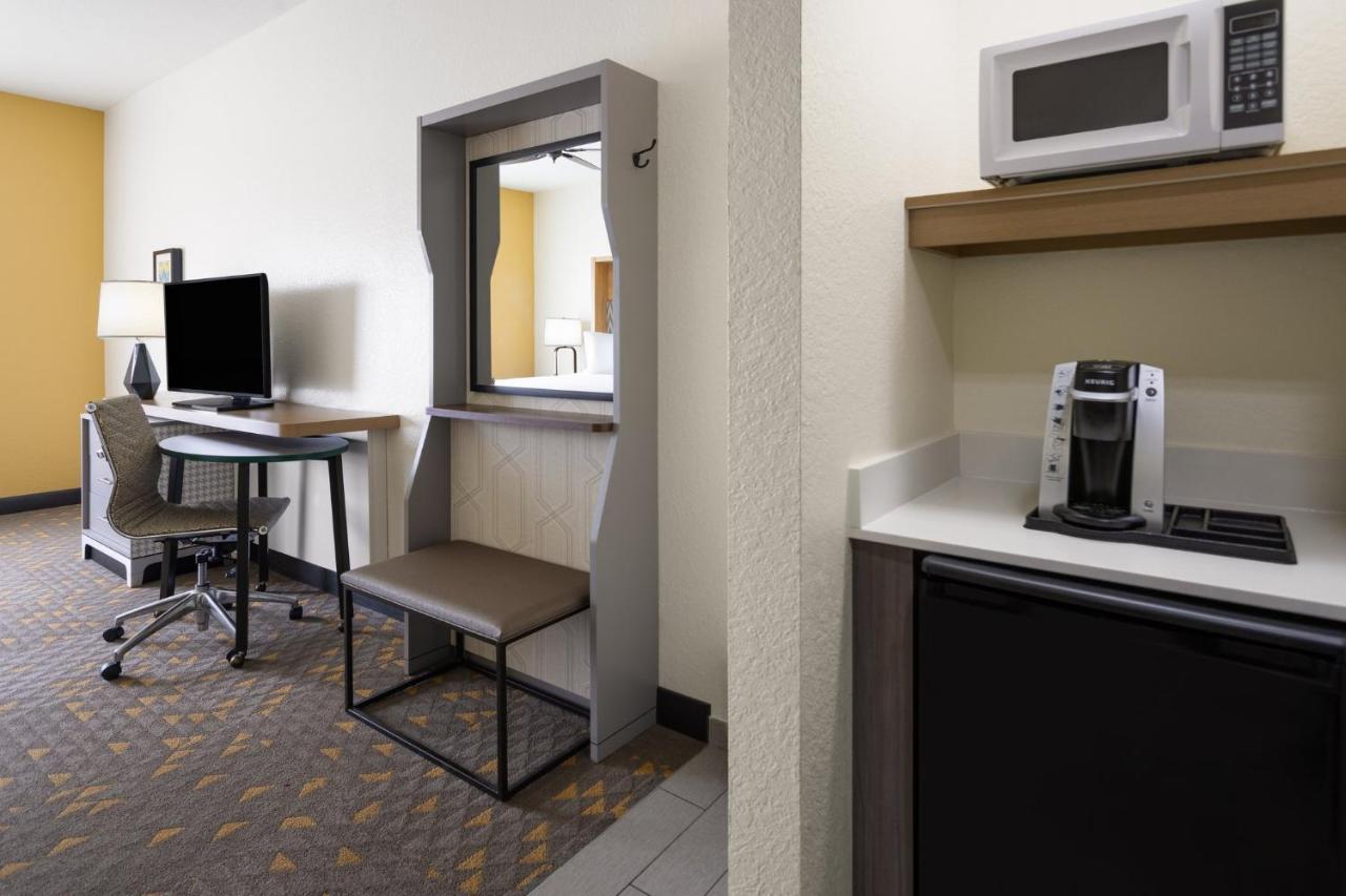King Room with Bath Tub - Disability Access/ Non-Smoking at Holiday Inn Jackson Southeast - Pearl by IHG