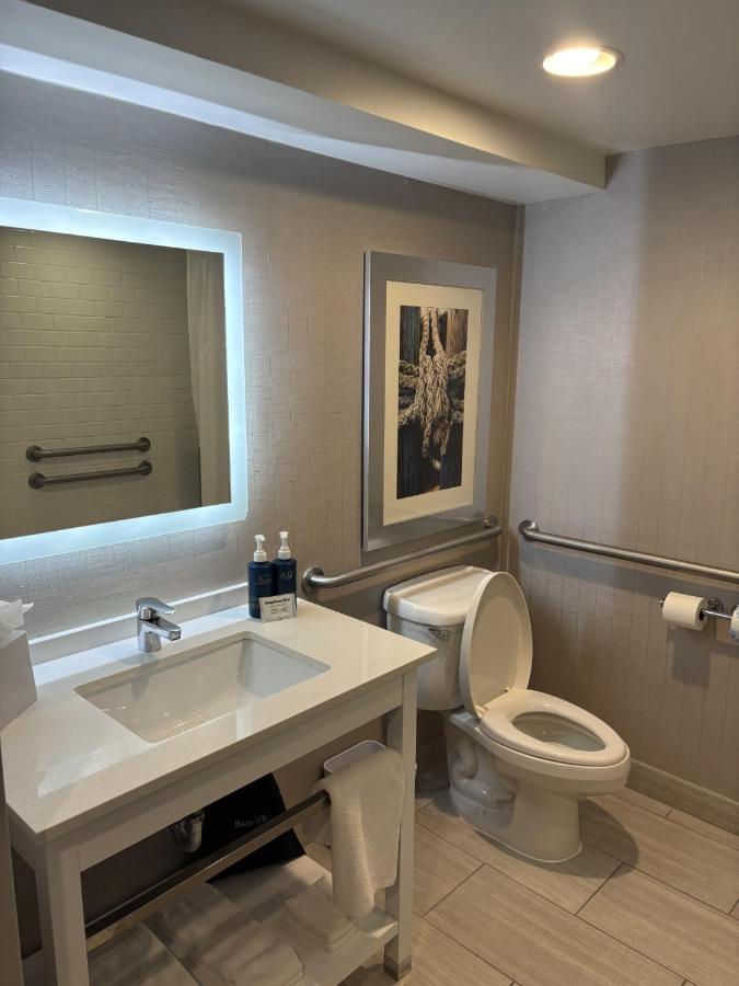 | Four Points by Sheraton Charlotte - Lake Norman