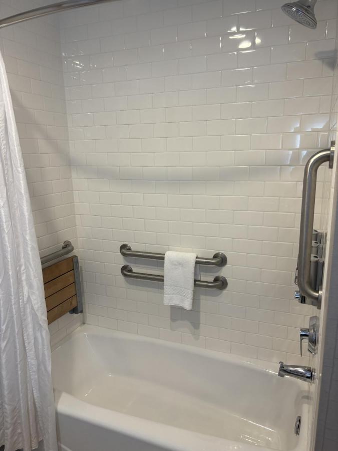 | Four Points by Sheraton Charlotte - Lake Norman