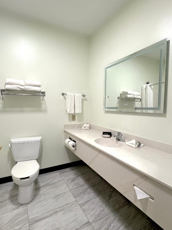 King Room with Whirlpool at Van Buren Hotel