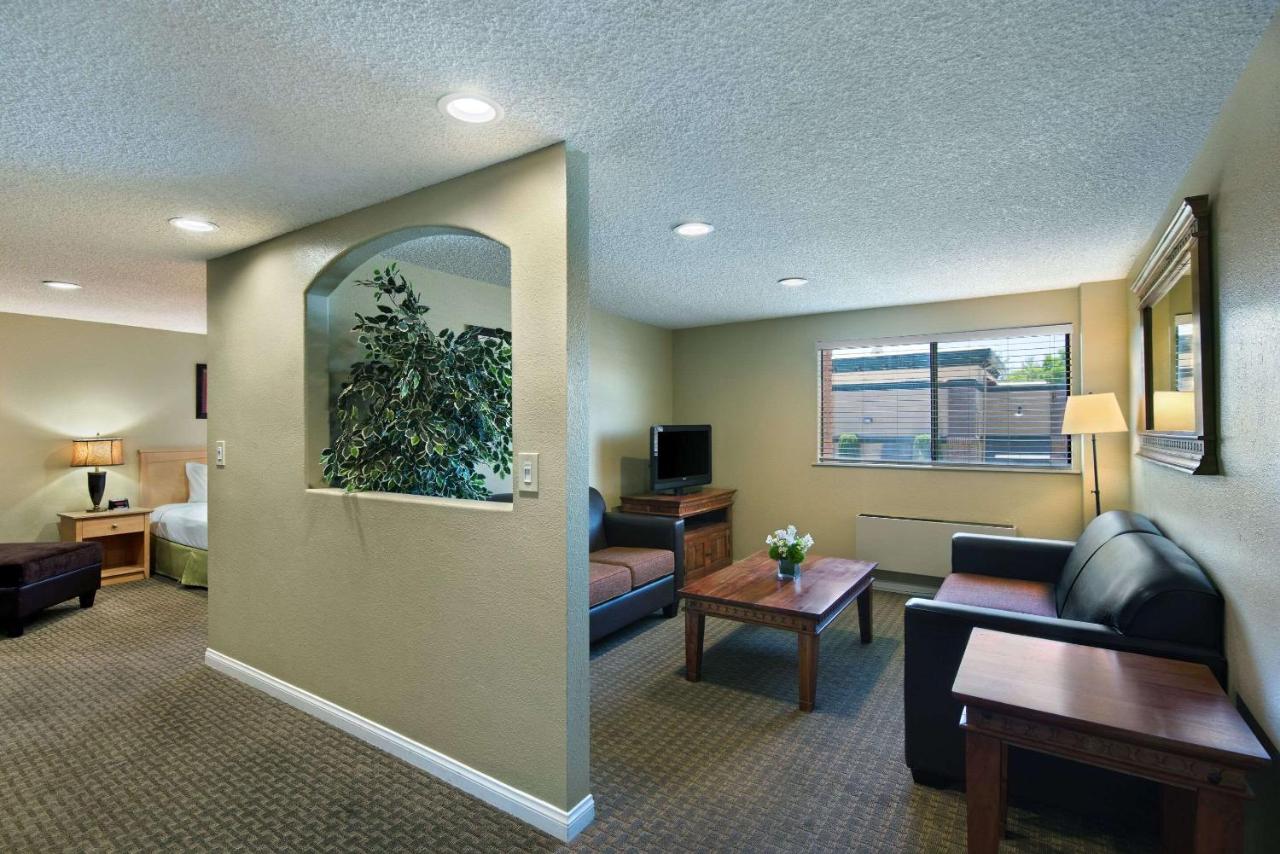 | Oxford Suites Lancaster