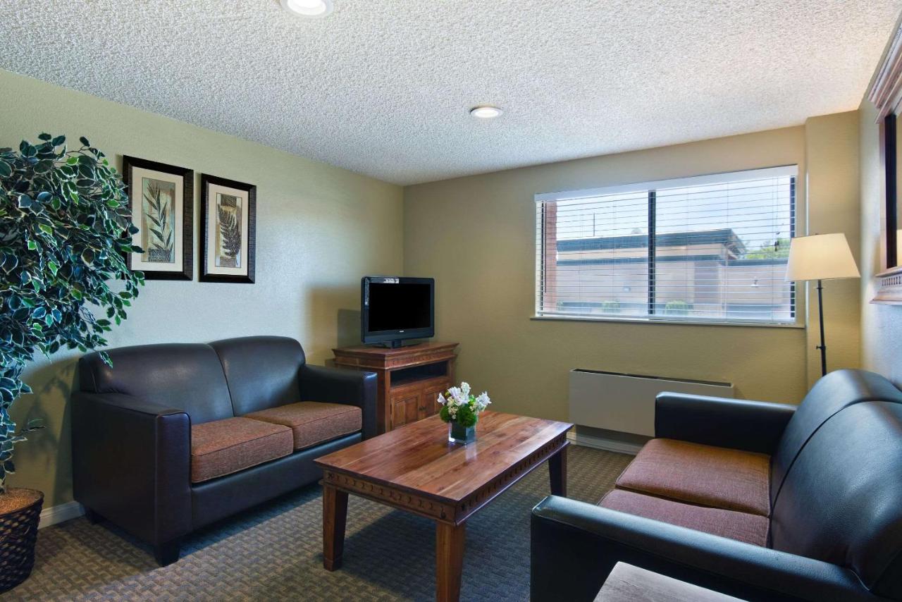 | Oxford Suites Lancaster