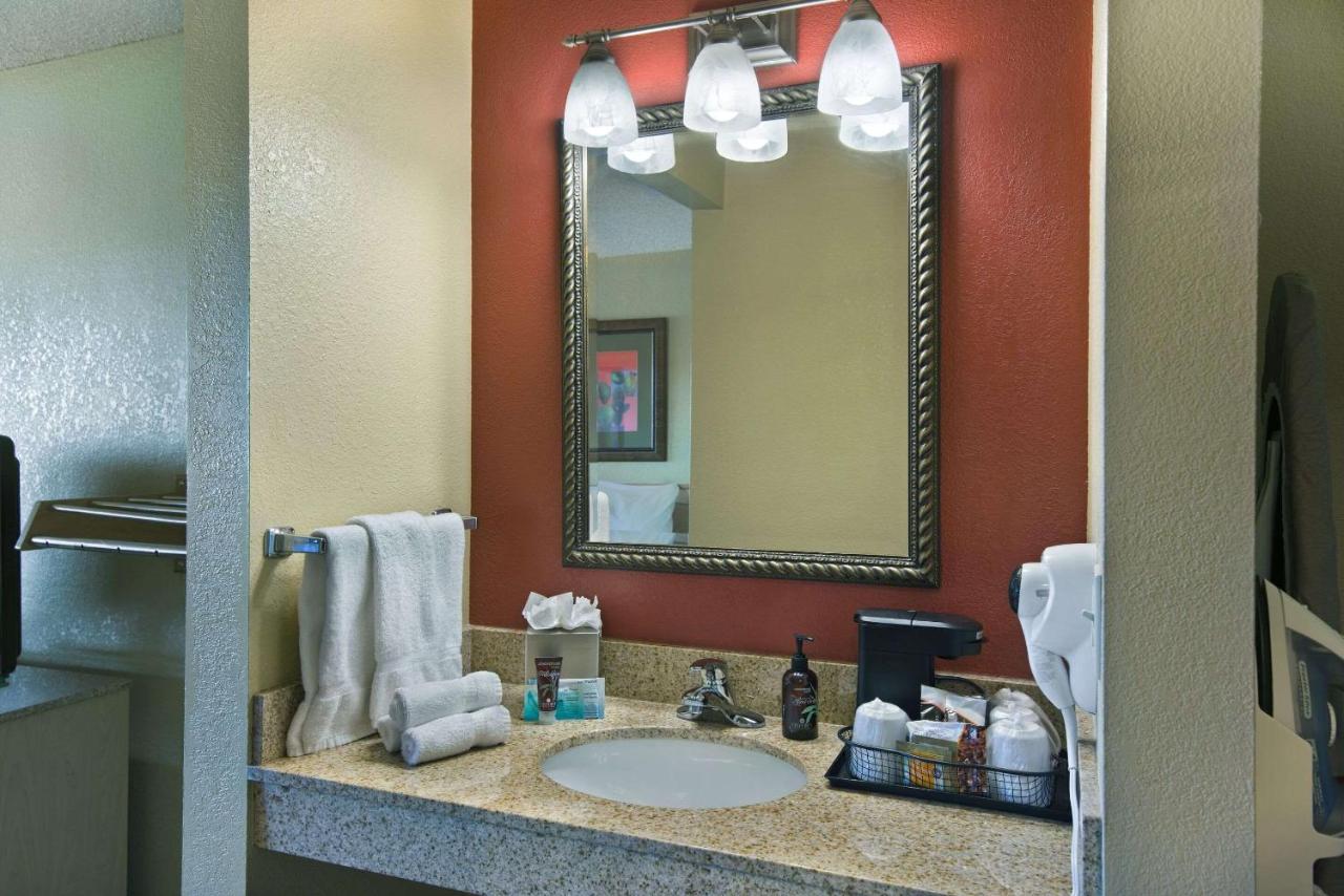 | Oxford Suites Lancaster