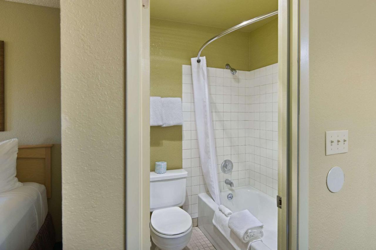 | Oxford Suites Lancaster