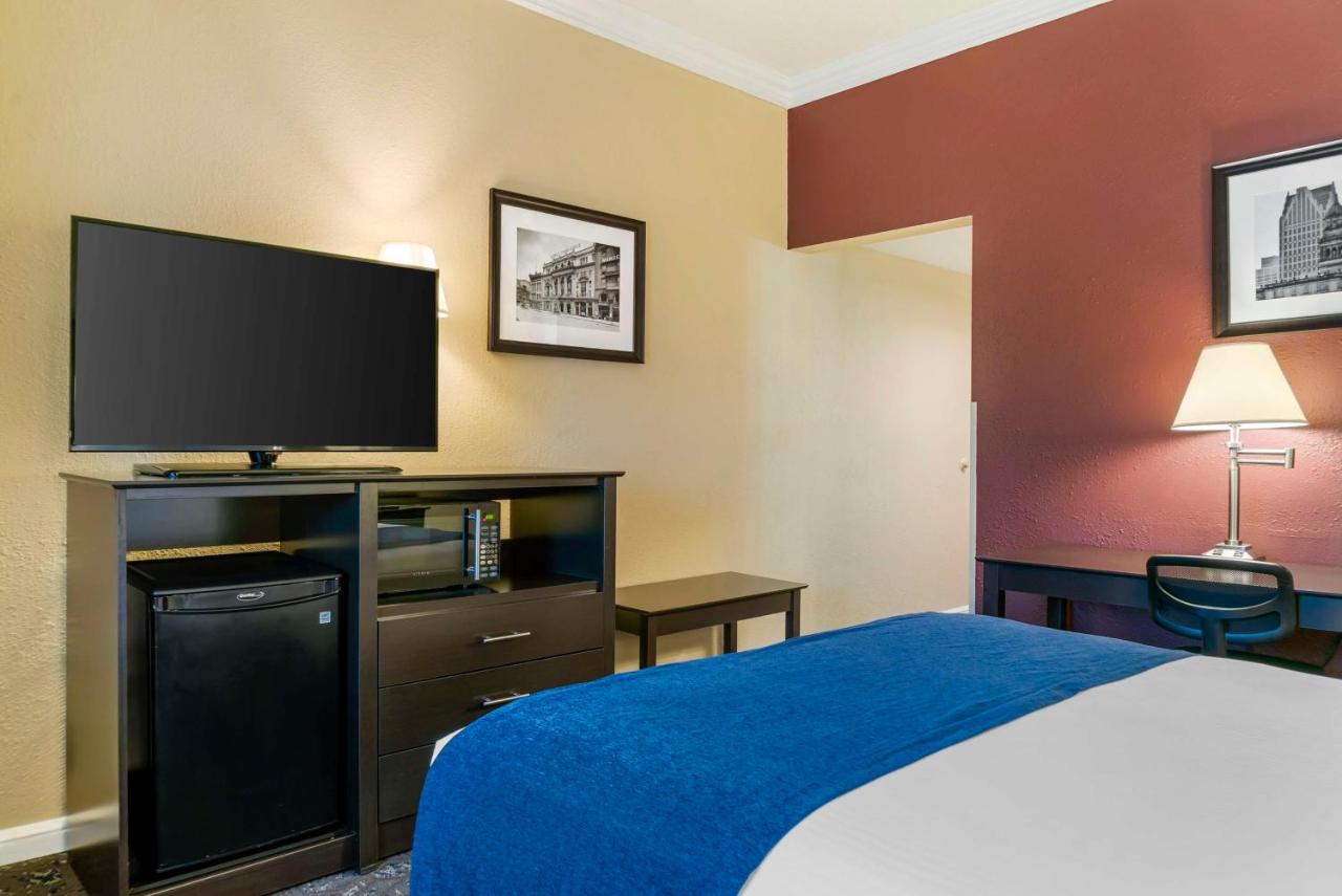 Queen Room - Non-Smoking at Best Western Greenfield Inn
