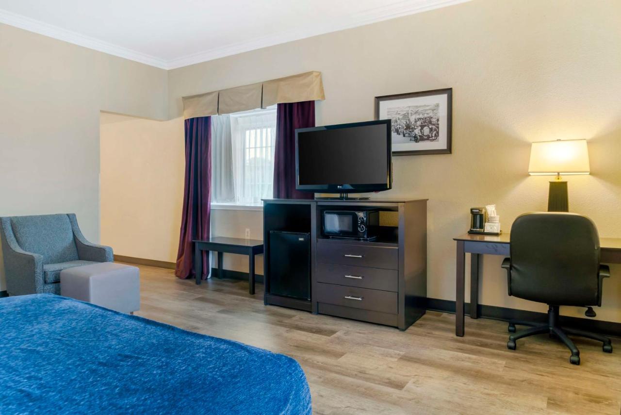 Queen Suite with Two Queen Beds - Disability Access at Best Western Greenfield Inn