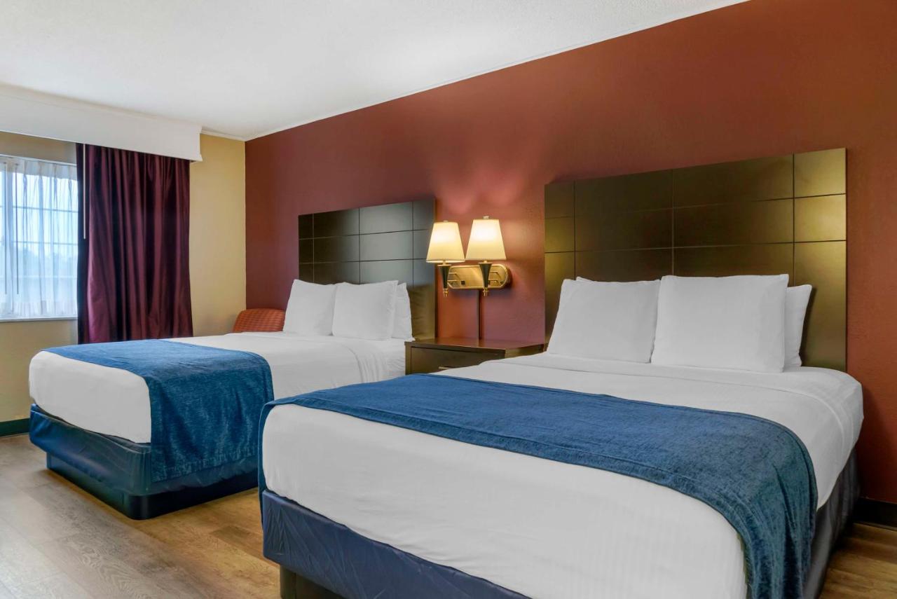 Queen Room with Two Queen Beds - Disability Access at Best Western Greenfield Inn