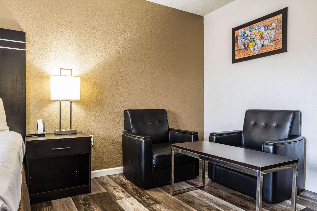  | Econo Lodge Streetsboro