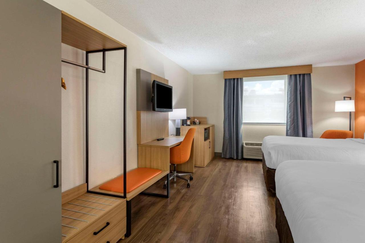 Queen Room with Two Queen Beds and City View at Comfort Inn & Suites Nashville Downtown – Stadium
