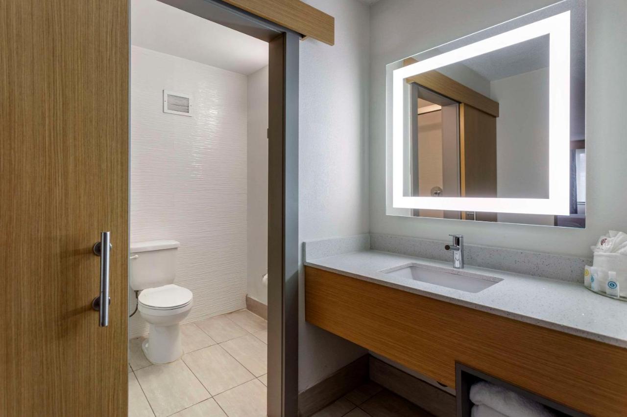 Queen Room with Two Queen Beds and City View at Comfort Inn & Suites Nashville Downtown – Stadium