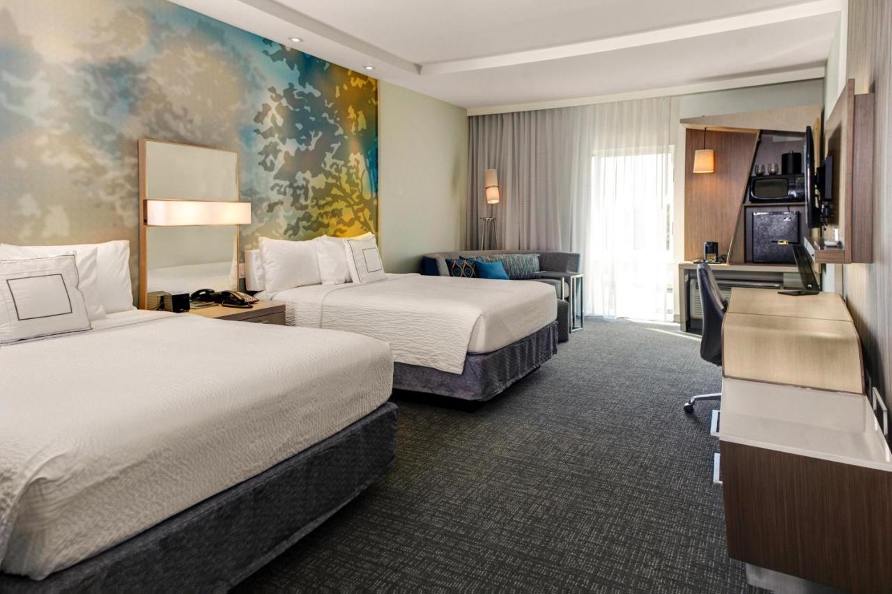 Queen Room at Courtyard by Marriott New Orleans Westbank/Gretna
