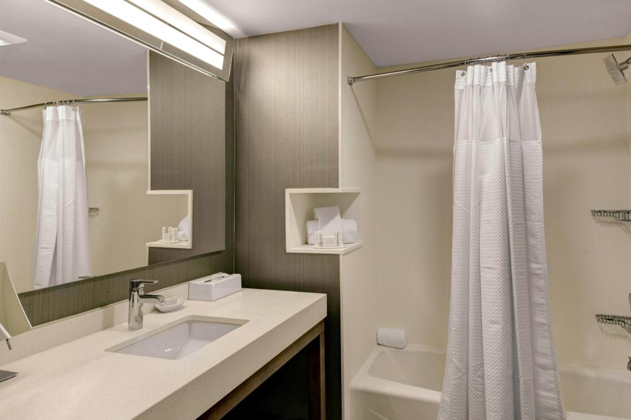 Queen Room at Courtyard by Marriott New Orleans Westbank/Gretna