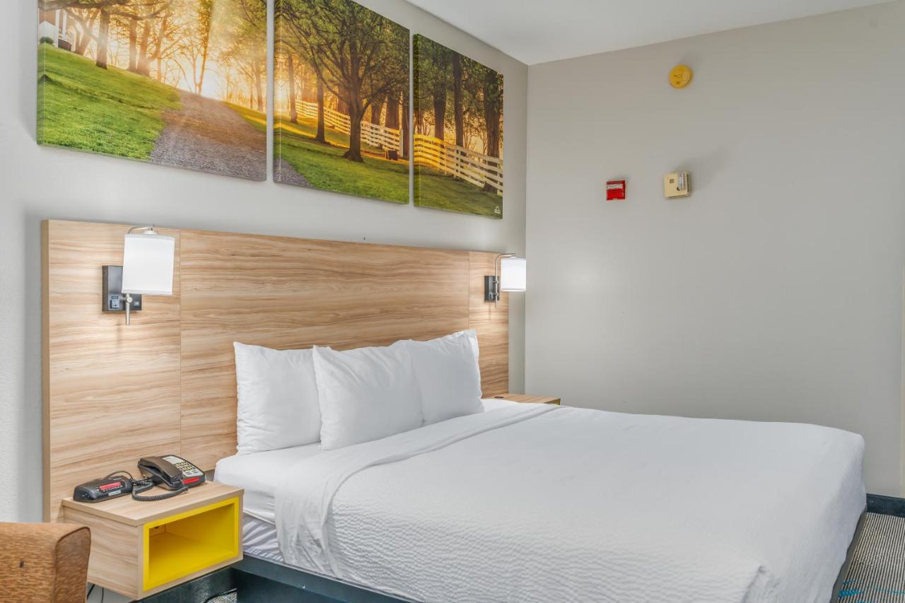 King Room - Disability Access/Non-Smoking at Days Inn & Suites by Wyndham Prattville-Montgomery
